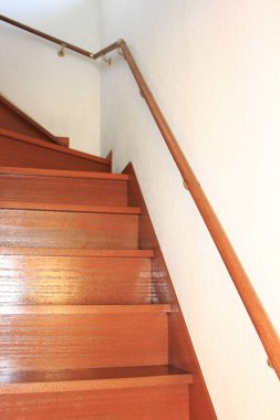 Parlak döşemeli ahşap merdiven.
