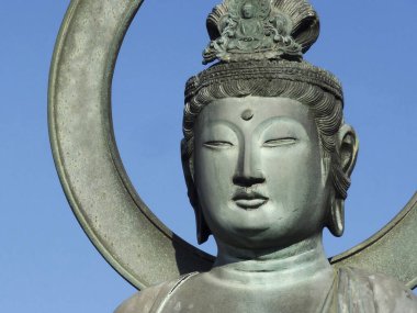 Mavi gökyüzüne karşı eski Buda heykeli 