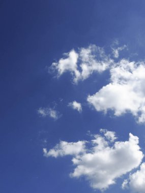 Mavi arkaplanda beyaz bulutlar