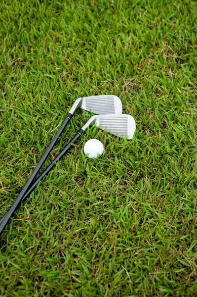 Pallone Golf Mazze Golf Nell Erba Verde — Foto Stock