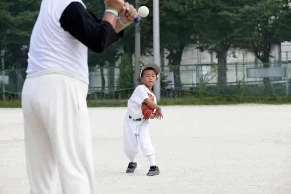 Japonya 'da beyzbol oynayan Japon gençler