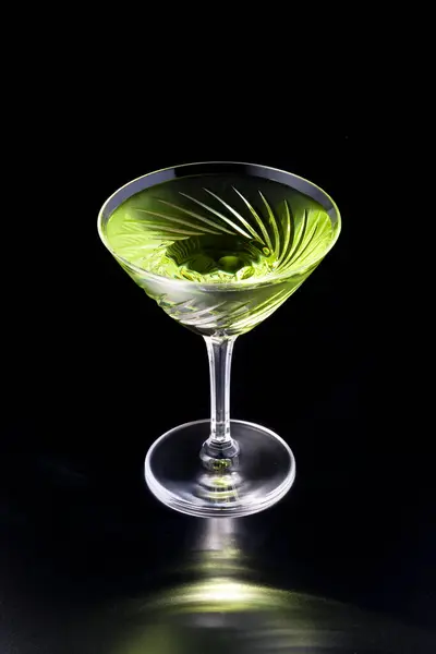 Sklenice Zeleného Koktejlu Ledem Černém Pozadí — Stock fotografie