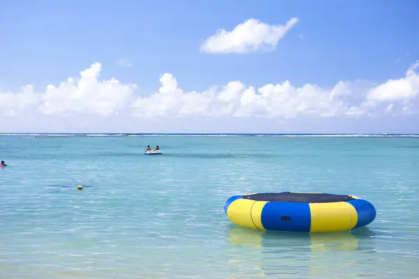 Denizde renkli şişme yatak.