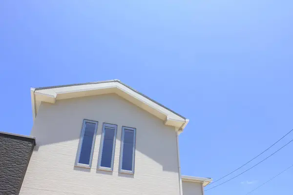 Modernes Wohnhaus Der Stadt Und Blauer Himmel — Stockfoto