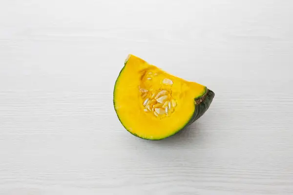 Cięty Żółty Melon Białym Drewnianym Stole Widok Góry — Zdjęcie stockowe