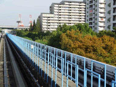 Şehirdeki tren yolu manzarası 