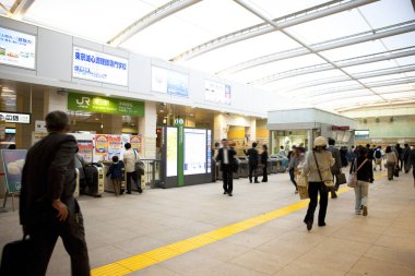 Japonya 'daki tren istasyonuna bir sürü insan geliyor.