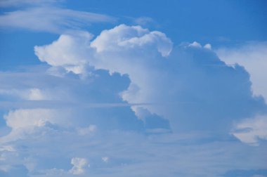 Beyaz bulutlu güzel mavi gökyüzü