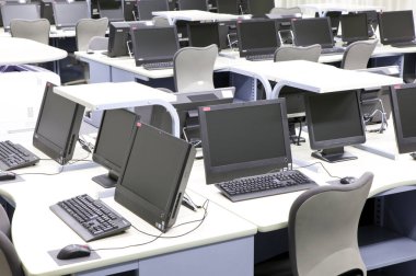 Sınıfta bilgisayar olan boş okul sınıfı
