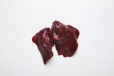 Beyaz arkaplanda taze çiğ karaciğer manzarası.     