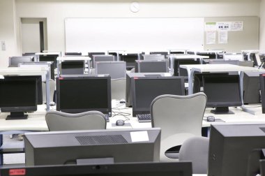 Sınıfta bilgisayar olan boş okul sınıfı