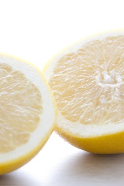 Hafif arkaplanda taze sulu limonlar     