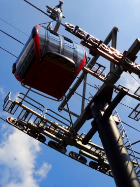 Mavi gökyüzünün arka planında bir teleferik