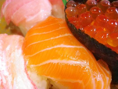 Taze çiğ balık ve havyarlı somon balığı, Japon mutfağı.