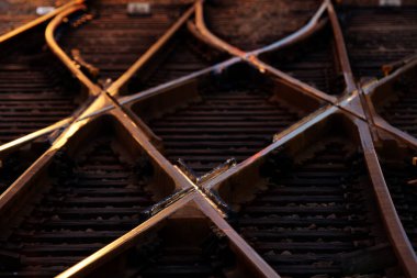 Şehirdeki tren yolu manzarası 