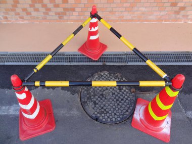 Kırmızı ve sarı güvenlik konileri yolda