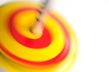 Beyaz arka planda parlak el yapımı ahşap oyuncağın yakın plan görüntüsü        