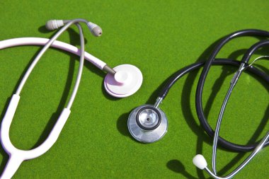 Yeşil arkaplanda steteskoplar