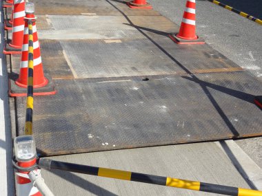 Yol inşaat alanını çevreleyen turuncu trafik konileri