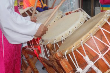 Davul çalan Asyalılar