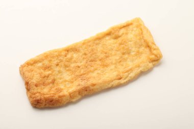 Beyaz arka planda çıtır çıtır tatlı kek