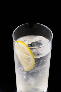 Bir bardak buzlu ve limonlu cin tonik.