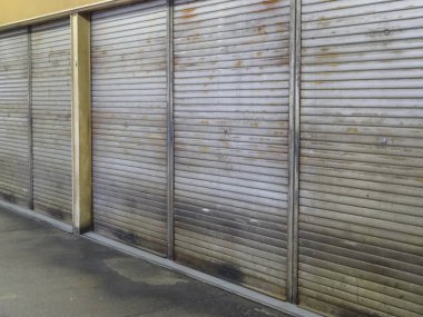 Arka plandaki metal kapı, kapat.