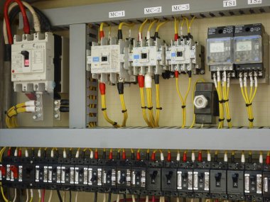 Arka plandaki elektrik paneli, kapat