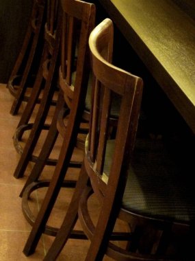 Lokantada bir sıra kahverengi boş tahta sandalye.