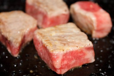 Tavada tuz ve biberli çiğ biftek.