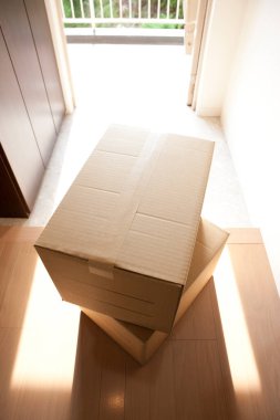 Yeni evinde karton kutular olan boş bir oda               