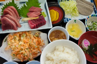 Türlü sashimi pilavlı miso çorbası turşu dilimlenmiş lahana tempurası.