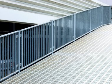 Şehirdeki paslanmaz çelik parmaklıklar ve köprü