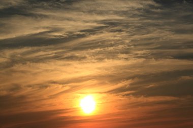 Gün batımında bulutları olan güzel gökyüzü, doğa ve arka plan               