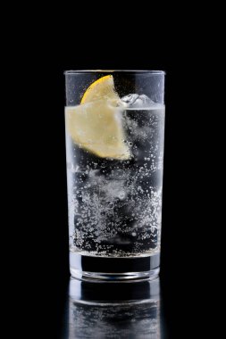 Bir bardak buzlu ve limonlu cin tonik.