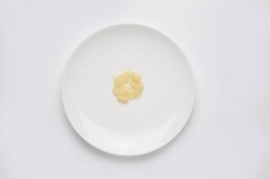 Beyaz tabakta patates püresi.