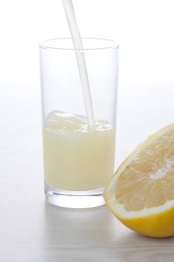 Bardakta taze sıkılmış limonata, yakın görüş.