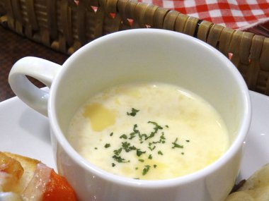 Bir kase kremalı çorba.