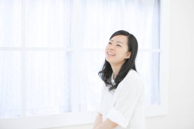 Beyaz elbiseli genç kadın.