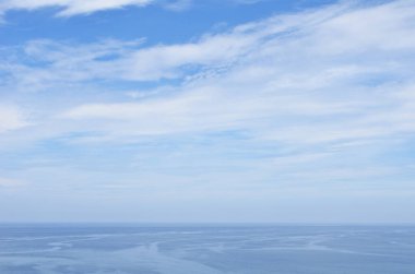 Güzel mavi gökyüzü ve denizli bulutlar