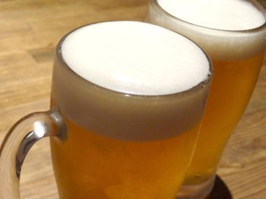 Masada bir bardak soğuk bira.