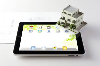 ev modelleri ve tablet masada, sigorta konsepti 