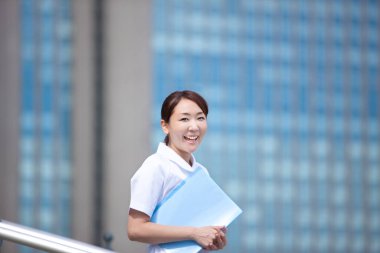 Şehirde klasörlü Asyalı kadın. 