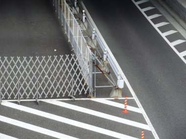 Metal barikat boş sokak kavşağını kapatıyor