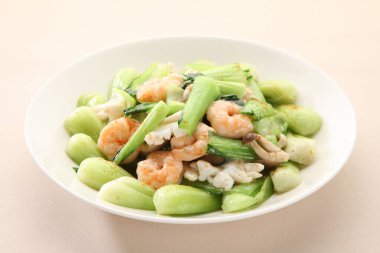 Kızarmış pirinç, karides ve sebzeli.