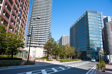 Mavi gökyüzü üzerinde modern şehrin gökdelenleri 