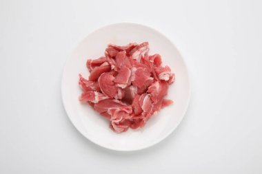 ham sığır eti beyaz arkaplanda izole edildi
