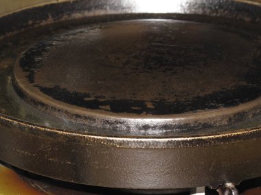 Baharatlı dökme demir tavaya yakın çekim