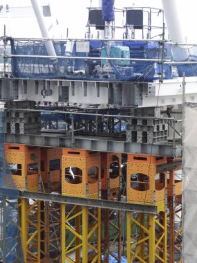 Şehirdeki inşaat alanının yarısı bitmiş.