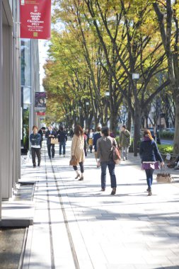 Tokyo caddesi yaya trafiğiyle hareketli.
